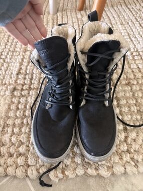 Black stone sneaker / boot size 6 genuine shearling lined high top sneaker